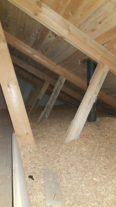 Bjälklag i trä med stödben som visar husets takstolskonstruktion, eventuellt relaterat till bärande vägg.