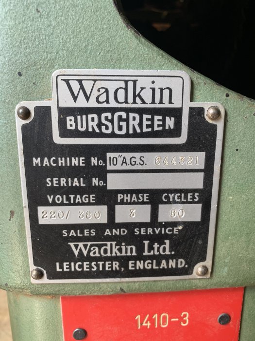Identifikationsskylt på Wadkin Bursgreen AGS10, med maskinnummer och elektriska specifikationer, tidigare använd av Volvo underleverantör.