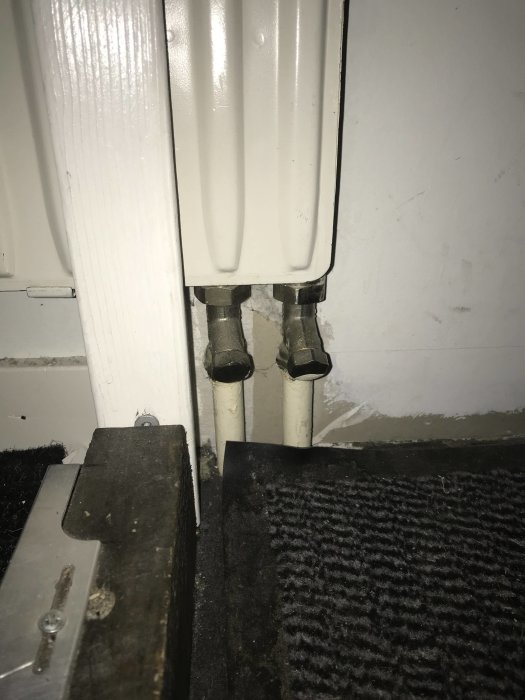 Radiator med avstängda anslutningsventiler redo för demontering enligt användarens projektbeskrivning.