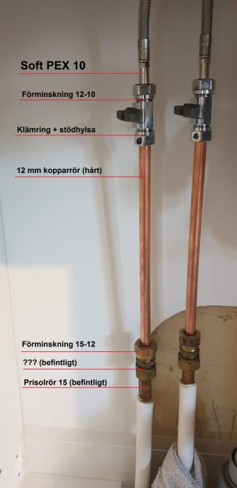 Installation av Soft PEX och kopparledningar med märkta komponenter som kulventil och klämringskopplingar.