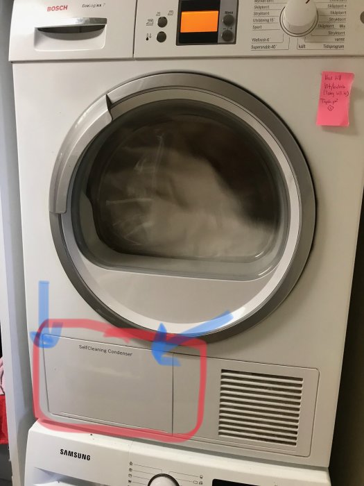 Bosch EcoLogixx 7 torktumlare med markerad panel och blå pilar som pekar på löstagbara hörn.