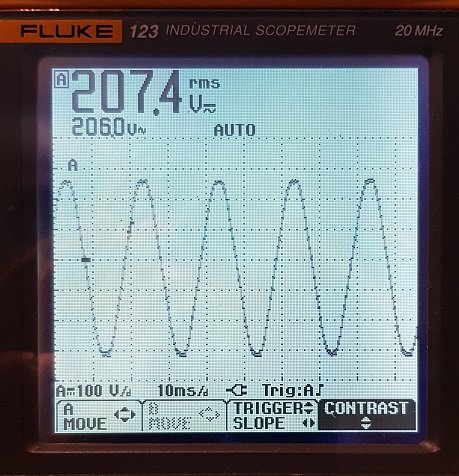 Oscilloskop skärm som visar vågform av läckström mätt i ett elektronikprojekt.