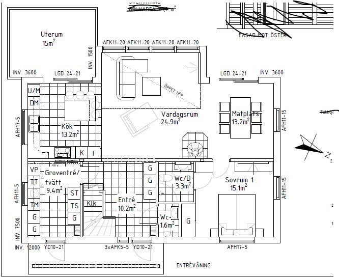 Justerad planlösning för hus med kök och sovrum som bytt plats, och ny balkong ovanpå uterummet.