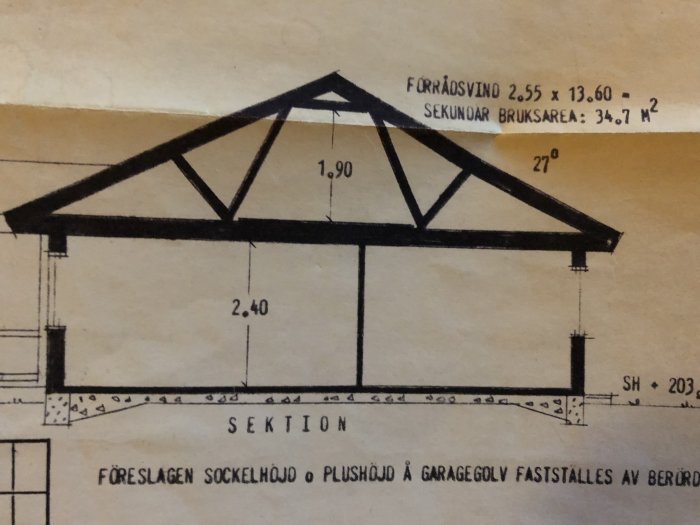 Arkitektritning av en hussektion som visar mått och en markerad bärande vägg.