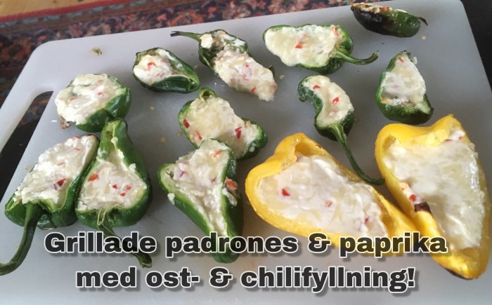 Fyllda och grillade padrones och paprikor med ost- och chilifyllning på skärbräda.