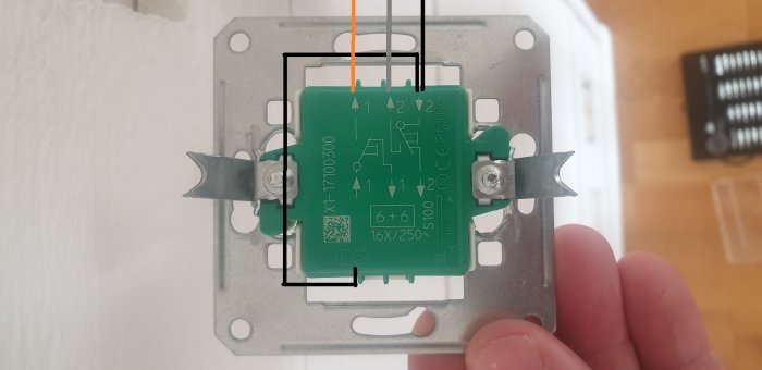Elbrytare monterad i dosa med två anslutna kablar som undrar om anslutningsriktningen är viktig.