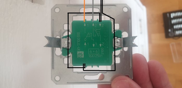 Elektrisk anslutning av en strömbrytare med ledningar markerade för koppling.