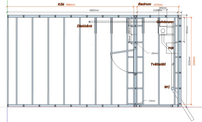 Arkitektonisk ritning av en våningsplanslayout med kök, badrum och WC med måttangivelser.