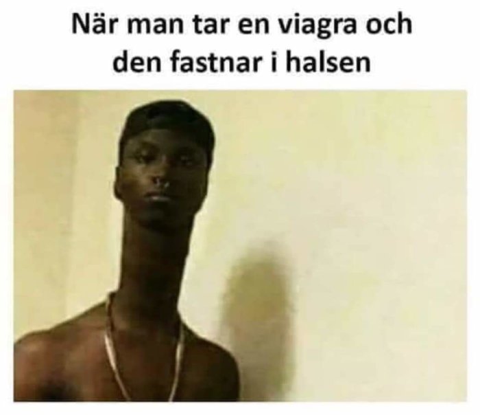 Meme: Person med lång hals och text som skämtsamt refererar till effekten av en fastnad tablett.