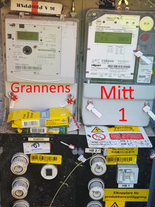 Elmätare och säkringar märkta med "Grannens" och "Mitt", varningsskyltar för elinstallationsarbete.