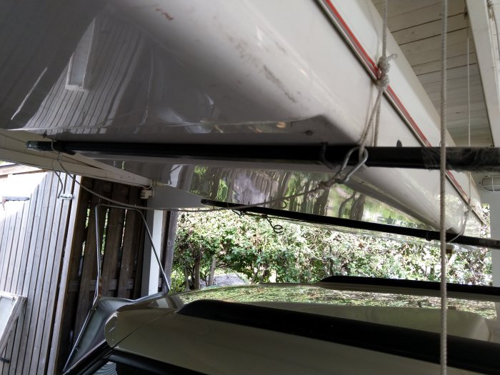 Takbox upphängd under carport med hjälp av vinsch och polyesterlinor fästa i takräcken.
