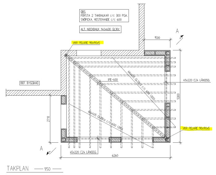 Arkitektonisk ritning av en takplan med måttangivelser och konstruktionsdetaljer.