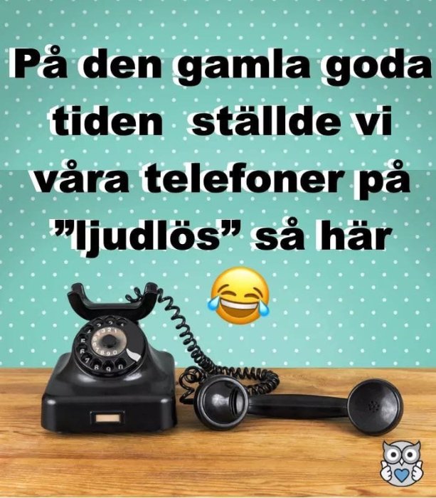 Gammal telefon med luren bredvid och emoji som skrattar, text om 'ljudlös' förr i tiden.