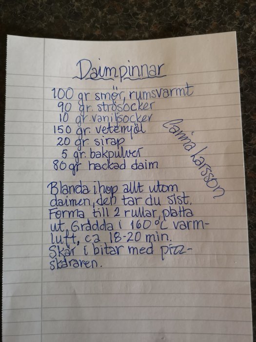 Handskriven receptlista för "Daimpinnar" på rutigt papper med ingredienser och bakinstruktioner.