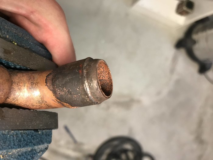 Hårdlödd kopparledning i tving, visar en väl utförd lödfog som inte kunnat sågas isär.