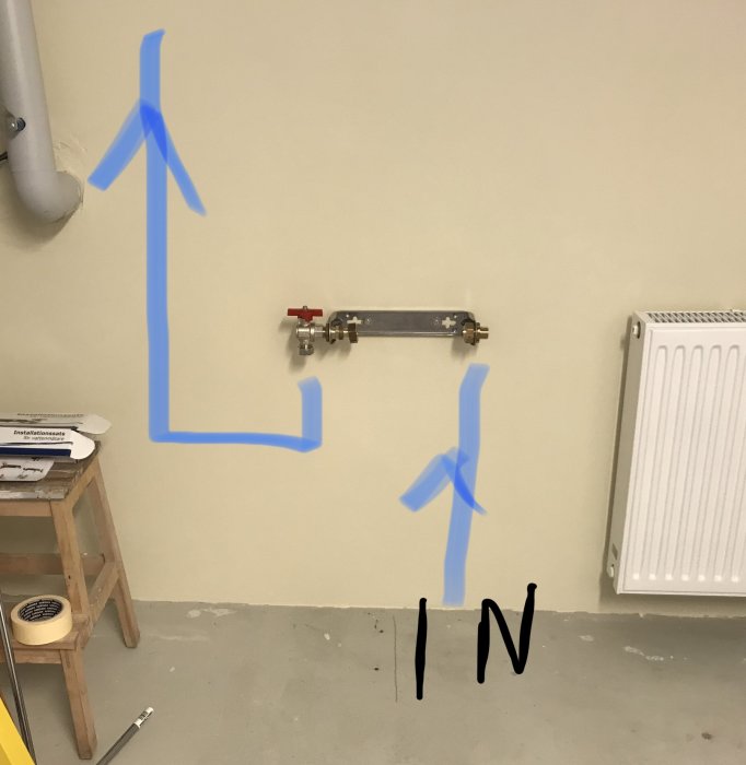 En rörinstallation på vägg med uppmärkta vägar för stamledning upp till taket.