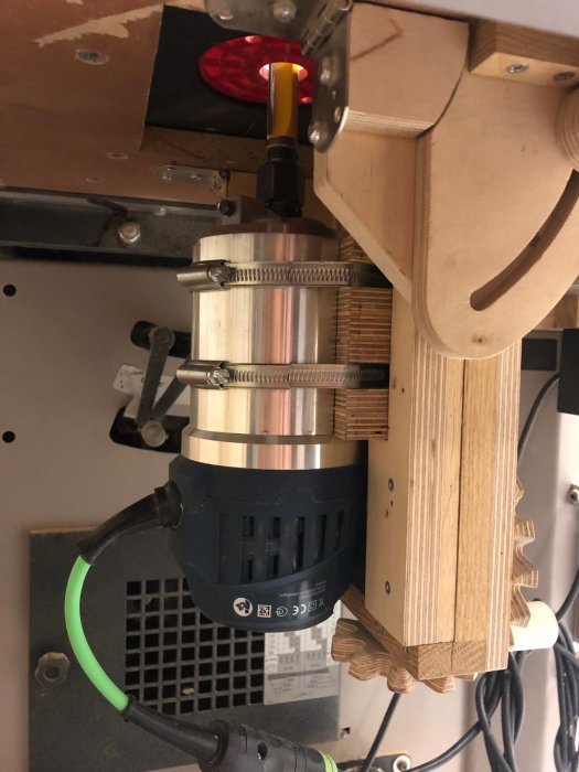 En Bosch GMF 1600 fräsmotor monterad i en anpassad trälyft med synliga modifikationer och elanslutningar.