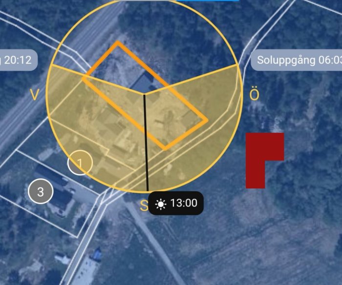 Solbelyst tomtplan med L-format hus, solens position och skyddszon mot vind och buller indikerade.