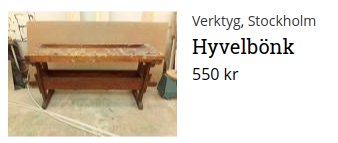 En begagnad hyvelbänk i trä med synliga användningsspår och verktygshyllor, pris 550 kr.