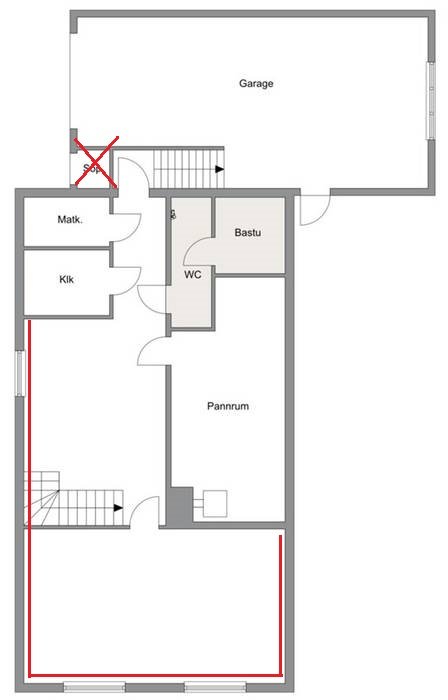 Planritning över källare med markerade områden för renovering och en röd kryssad position för flytt av utedel.