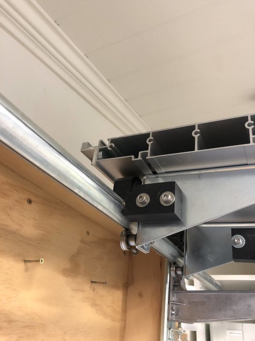 Stödklackar i polyamid monterade på justerbord för att minska flex och ge ökat stöd.