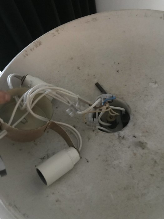 Eluttag och kablar på en dammig byggarbetsplats.