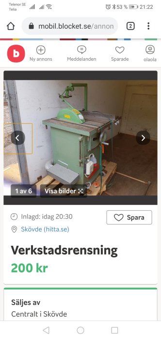 Stationär verktygssåg i grönt till salu tillverkad i metall på ett arbetsbord.