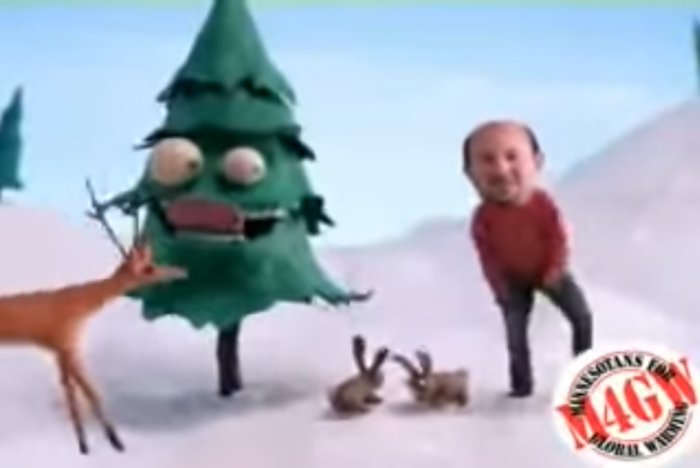 Animerad bild med pratande gran, rådjur, kaniner och en person med stort huvud och liten kropp i en vinterscen.