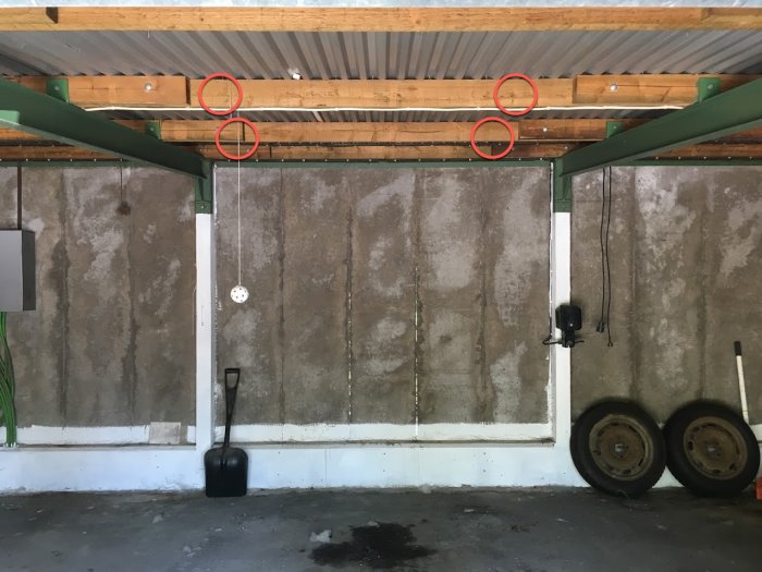 Garagetak med träreglar och röda cirklar markerar var rep ska hängas för takbox.