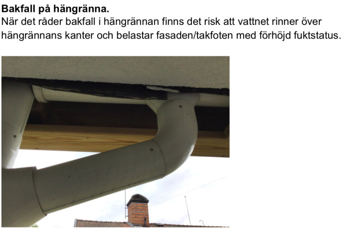 Hängränna med bakfall som riskerar att leda vatten över kanten och skada fasaden.