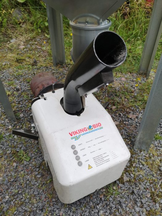Värmepelletsbrännare av märket VIKING BIO med kontrollpanel utomhus.