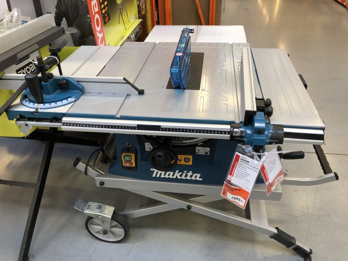 Makita MLT100 bordsåg utställd i butik med prislapp och märkning synlig.