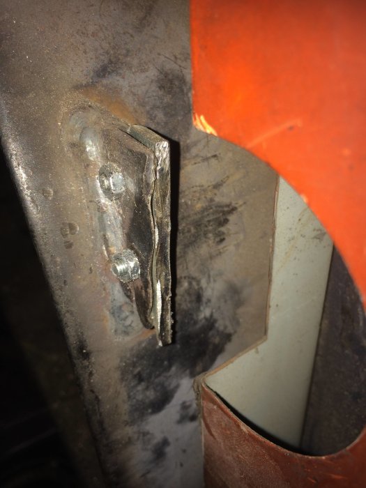 Metalldetalj kapad till storlek och fastskruvad på en annan metallkomponent med maskinskruv.