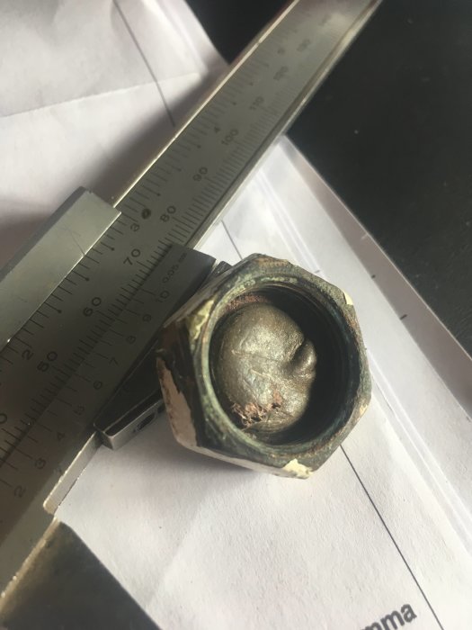 Mätningsverktyg används för att mäta det inre och yttre måttet på ett förlorat täcklock till ett element.