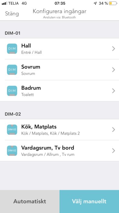 Skärmdump av en app för konfigurering av ljusinställningar med olika rum benämnda som "Hall", "Sovrum" och så vidare.