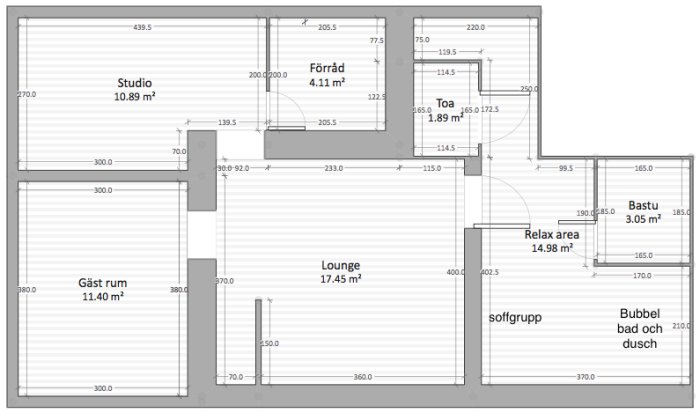 Ritning av källarplan med markerade rum som studio, förvaring, toalett, lounge, bastu samt planerad relaxarea med soffgrupp och bad.