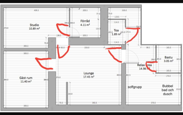 Planritning av en våning med markerade dörröppningar som visar föreslagen riktning för dörrarnas öppning i olika rum.