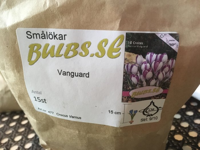 Påse med smålökar från BULBS.SE märkt "Vanguard" med bild av lila och vita krokusar.