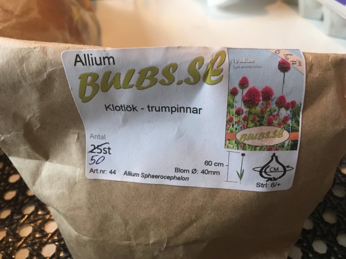 Påse med etikett från BULBS.SE för Allium ‘Klotlök - trumspinnar’, 25 stycken lökar med storlek 6+.