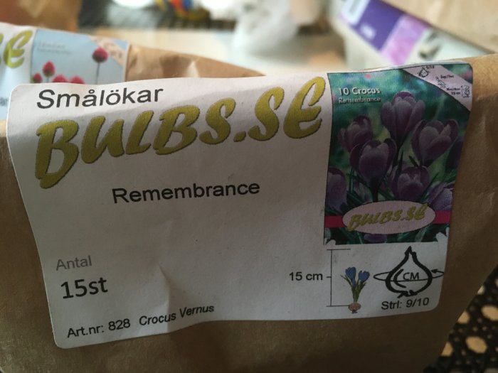 Påse med 15 stycken krokuslökar 'Remembrance' från BULBS.se redo att planteras för våren.