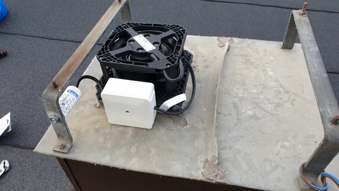 Nyligen monterad fläkt och elektrisk kopplingsdosa på toppen av en ventilationsenhet.