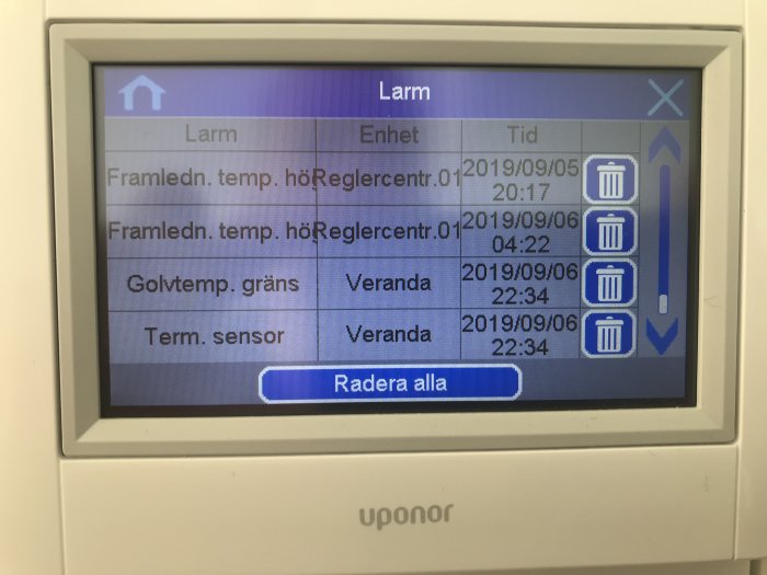 Manöverpanel för golvvärmesystem som visar olika felkoder och datum med tid för när de uppkom.