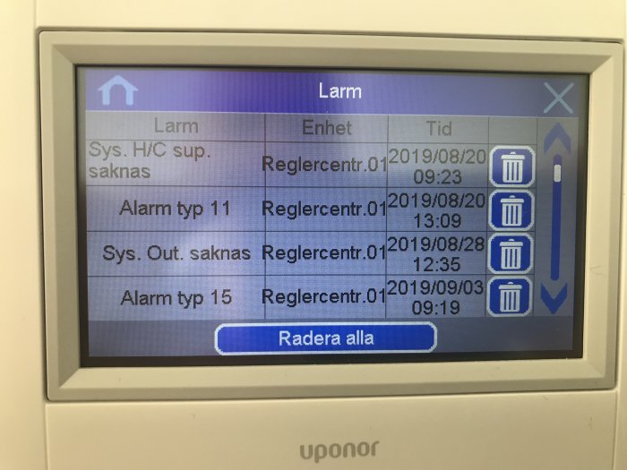 Manöverpanel för golvvärmesystem som visar en lista med olika larm och felkoder med tidsstämplar.