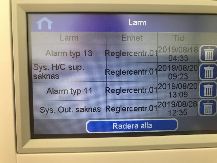 Manöverpanel för golvvärmesystem som visar lista med flera felkoder.