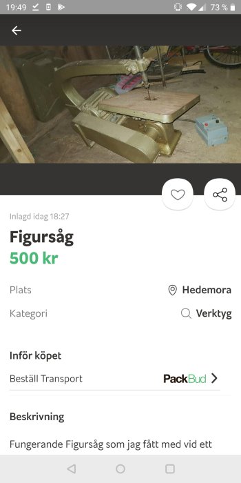 Figursåg till salu i ett garage, olivgrön färg, synlig sågblad och arbetsbord, medföljer tillbehör.