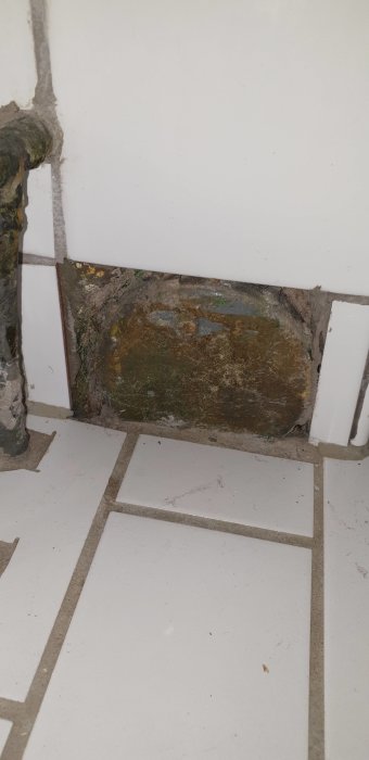 En okänd öppning i väggen bredvid toaletten på nedervåningen, behöver identifiera funktion.