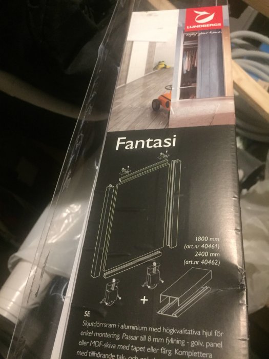 Förpackning för skjutdörrsram "Fantasi" av Lundbergs med måttangivelser och monteringsexempel för 8 mm MDF-dörrar.