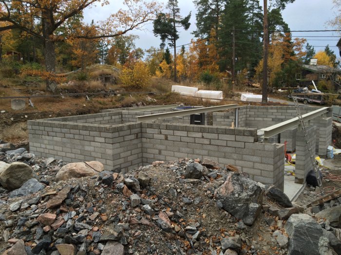 Grundkonstruktion av ett hus med lecablock och stålbalkar klar för infällning och gjutning.