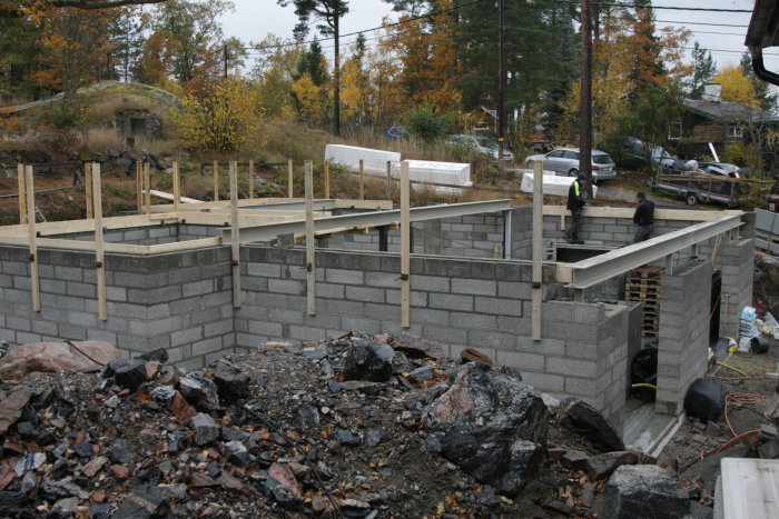 Byggarbetsplats med formvirke och lecablock, före betonggjutning av bjälklag och balkonginfästning.