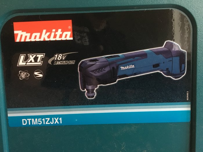 Makita LXT 18V multimaskin med modellnummer DTM51ZJX1 på förpackningen.